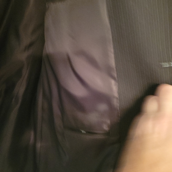 Alfani(by Macy's) Mens barely worn Black 3 button suit. 48R. - Picture 9 of 10